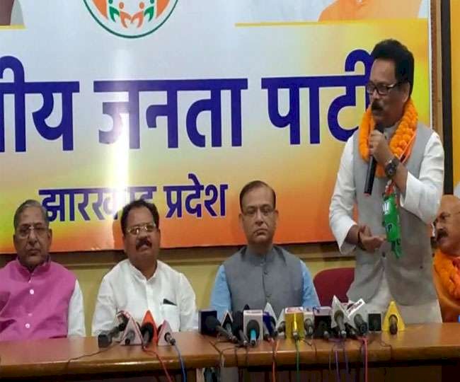 झारखंड में विधानसभा चुनाव से पहले विपक्ष को तगड़ा झटका,कांग्रेस के तीन,जेएमएम के दो और एआईएफबी के एक विधायक बीजेपी में शामिल