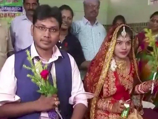 न पंडित-ना पूजा, न मंडप-न मंत्रोचारण,ओडिशा में एक जोड़ा संविधान की शपथ लेकर शादी के पवित्र बंधन में बंधा