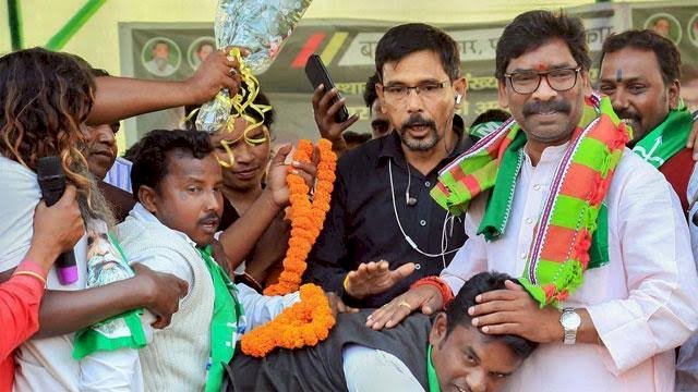 एग्जिट पोल : झारखंड में बन सकती है जेएमएम गठबंधन की सरकार,रघुवर सरकार के सत्ता के बाहर जाने के आसार
