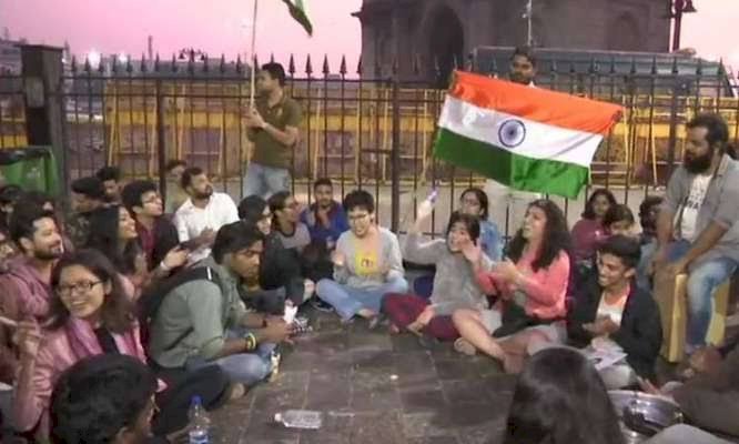 JNU हिंसा के विरोध में छात्रों का मुंबई, दिल्ली और कोलकाता में प्रदर्शन, देशव्यापी प्रदर्शन के मद्देनजर पुलिस प्रशासन मुस्तैद, गृह मंत्रालय अलर्ट