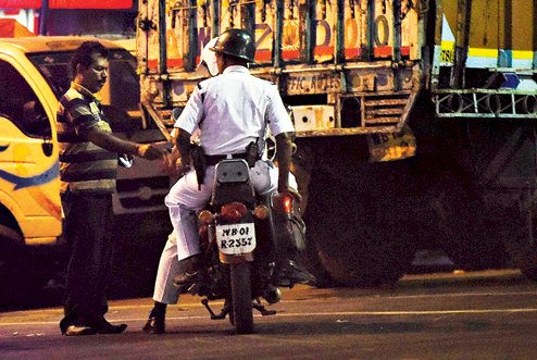 भ्रष्टाचार को लेकर बड़ा खुलासा! ट्रक ड्राइवर और मालिक पुलिसकर्मियों को हर साल देते हैं करीब 48000 करोड़ रुपये की रिश्वत,एनजीओ ‘सेव लाइफ फाउंडेशन’ ने किया खुलासा
