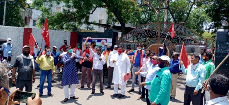 केंद्र सरकार की मजदूर विरोधी नीतियों के खिलाफ श्रमिक संगठनों का प्रदर्शन,कॉमर्शियल माइनिंग और निजीकरण का किया विरोघ,प्रधानमंत्री के नाम सीसीएल प्रबंधन को सौंपा ज्ञापन 