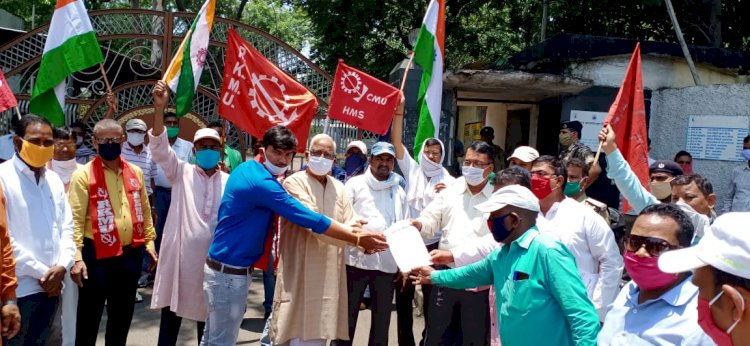 केंद्र सरकार की मजदूर विरोधी नीतियों के खिलाफ श्रमिक संगठनों का प्रदर्शन,कॉमर्शियल माइनिंग और निजीकरण का किया विरोघ,प्रधानमंत्री के नाम सीसीएल प्रबंधन को सौंपा ज्ञापन 