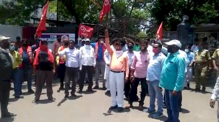 केंद्र सरकार की मजदूर विरोधी नीतियों के खिलाफ श्रमिक संगठनों का प्रदर्शन,कॉमर्शियल माइनिंग और निजीकरण का किया विरोघ,प्रधानमंत्री के नाम सीसीएल प्रबंधन को सौंपा ज्ञापन 