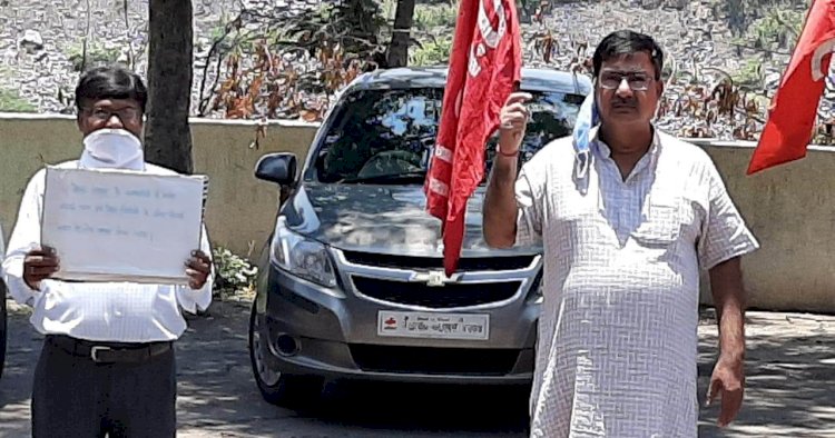 केंद्र सरकार की मजदूर विरोधी नीतियों के खिलाफ श्रमिक संगठनों का प्रदर्शन,कॉमर्शियल माइनिंग और निजीकरण का किया विरोघ,प्रधानमंत्री के नाम सीसीएल प्रबंधन को सौंपा ज्ञापन 