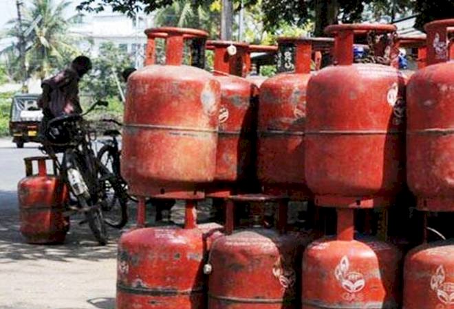 बजट के बाद महंगाई का झटका, कंपनियों ने बढ़ाए LPG सिलिंडर और पेट्रोल-डीजल के दाम