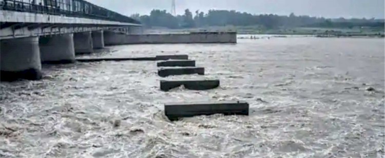 दिल्ली में यमुना 'खतरे के निशान' के पार, बाढ़ का अलर्ट जारी, निचले इलाकों से लोगों को हटाने का काम शुरू