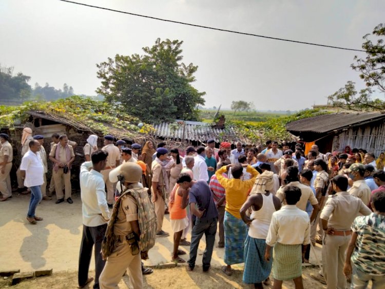 हाईकोर्ट के आदेश से तोड़े गए सरकारी जमीन पर बसे गरीबों के घर, खुले आसमान के नीचे रहने को मजबूर हुआ परिवार