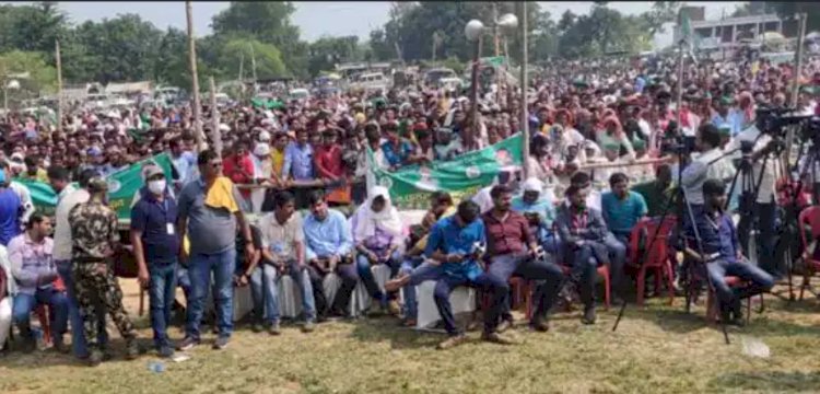 लालू यादव के आते ही ईदगाह मैदान में लग गया चुनावी मेला, देखने-सुनने के लिए जुटी भारी भीड़