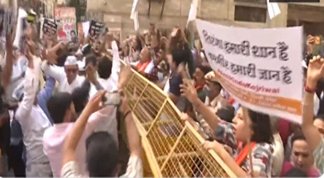 दिल्ली में 'द कश्मीर फाइल्स' फिल्म पर 'आप'-भाजपा कार्यकर्ताओं की भिडंत